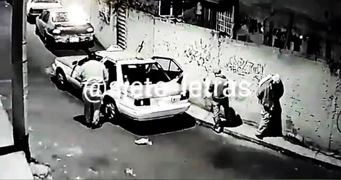 VIDEO: Secuestradores bajan de un taxi a un hombre con el rostro cubierto y lo matan