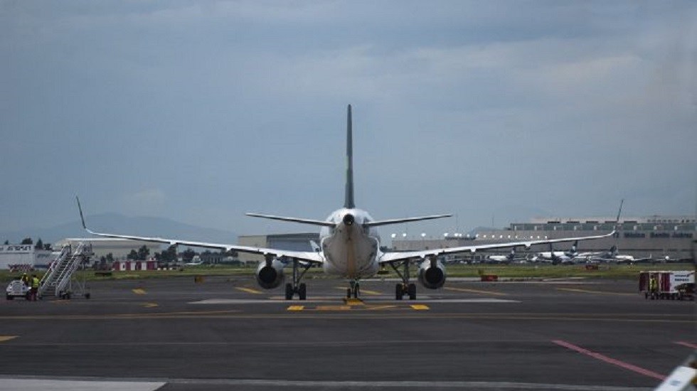 Reprocha AMLO que tema del espacio aéreo se politizó