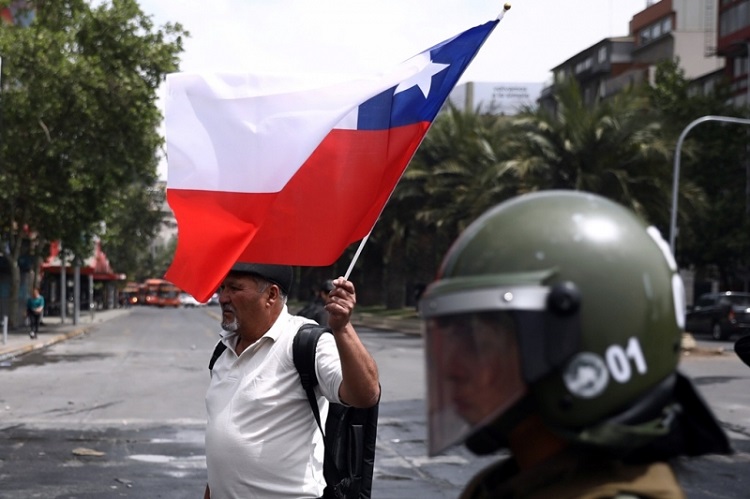 Presidente de Chile presentará plan para mitigar alza a tarifa del transporte público