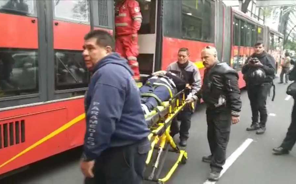 Choque de Metrobús y taxi deja al menos 14 lesionados