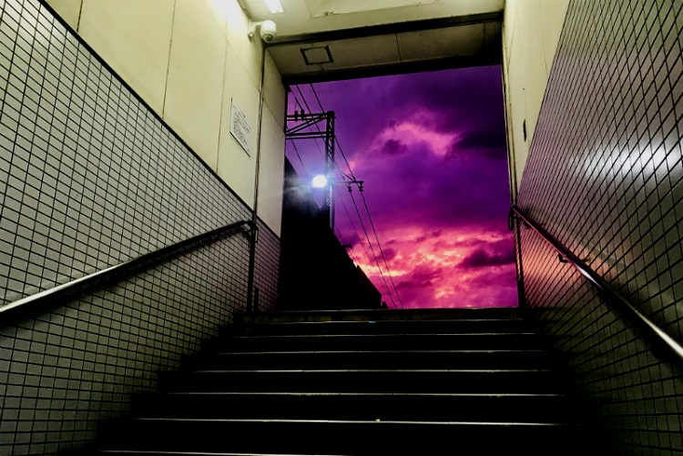Previo al paso de tifón Hagibis, cielo de Tokio se tiñe de color púrpura