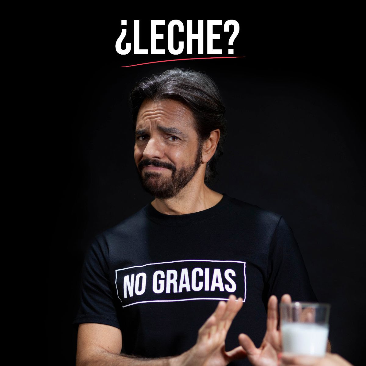 Sin rigor científico, el cómico Eugenio Derbez promueve en medios “no tomar leche de vaca”