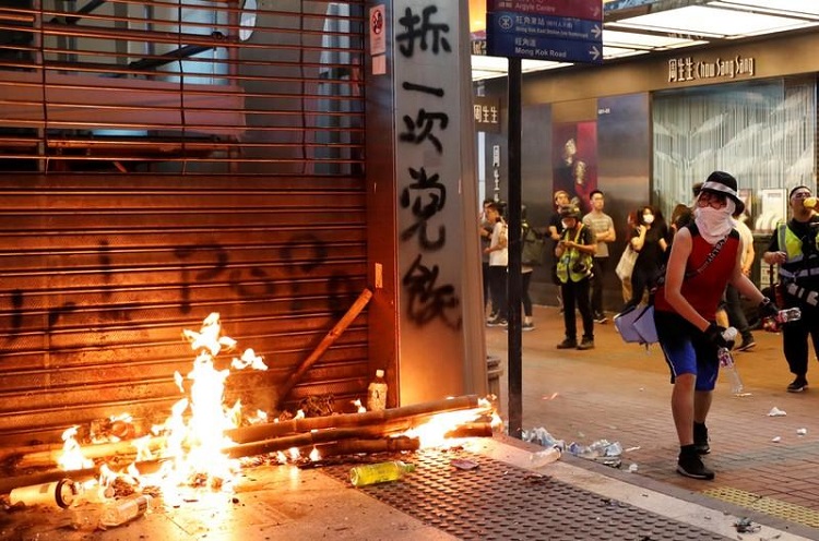 Cientos desafían prohibición sobre protesta en Hong Kong y se enfrentan con la policía