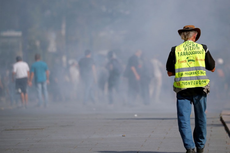 Los chalecos amarillos se manifiestan en ciudad natal de Macron