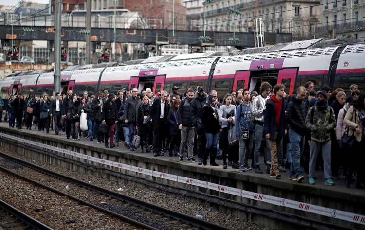 Suspenden servicio de trenes como forma de protesta en Francia