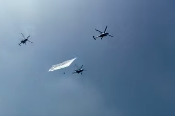 Helicópteros de la Fuerza Aérea con banderas blancas sobrevuelan la CDMX