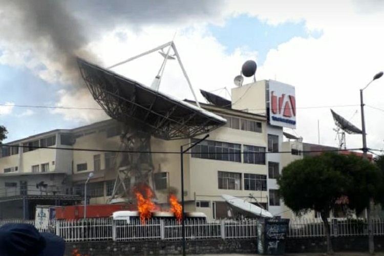 Manifestantes en Ecuador atacan medios de comunicación (+IMÁGENES)