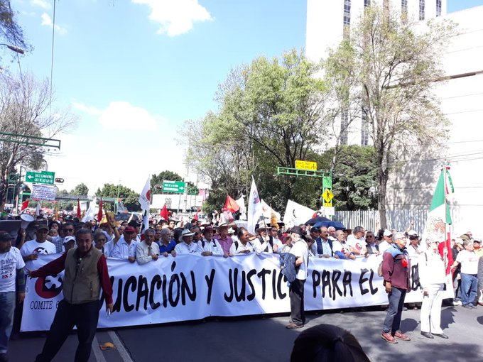 Marchan de Tlatelolco al Zócalo para conmemorar masacre de 1968