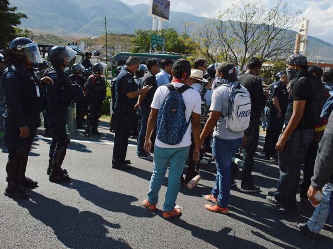 Policías desalojan manifestación de normalistas en la Autopista del Sol
