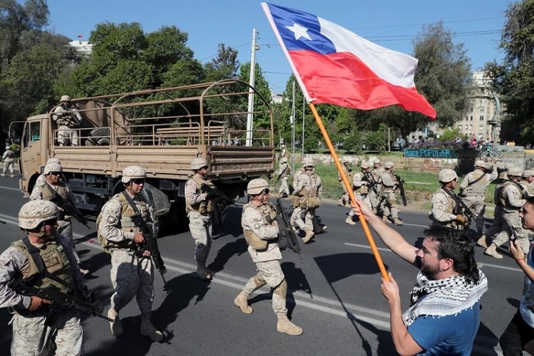 Extienden toque de queda en la capital de Chile por violentas protestas