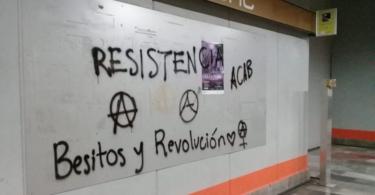 Encapuchados vandalizaron estaciones del Metro de la CDMX en apoyo a Chile