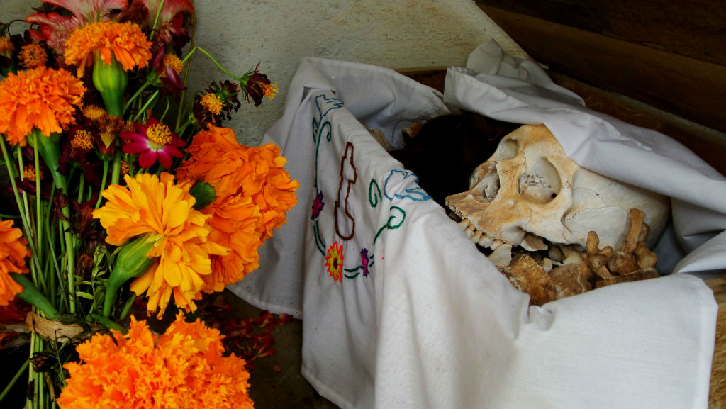 ¿Hay una tradición mexicana que exhuma restos humanos?