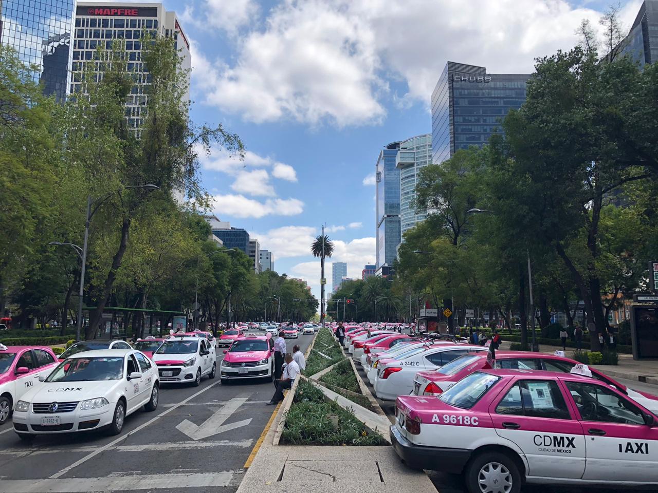 Taxistas amenazan con plantón en Reforma; bloquean segundo piso y T1 del AICM