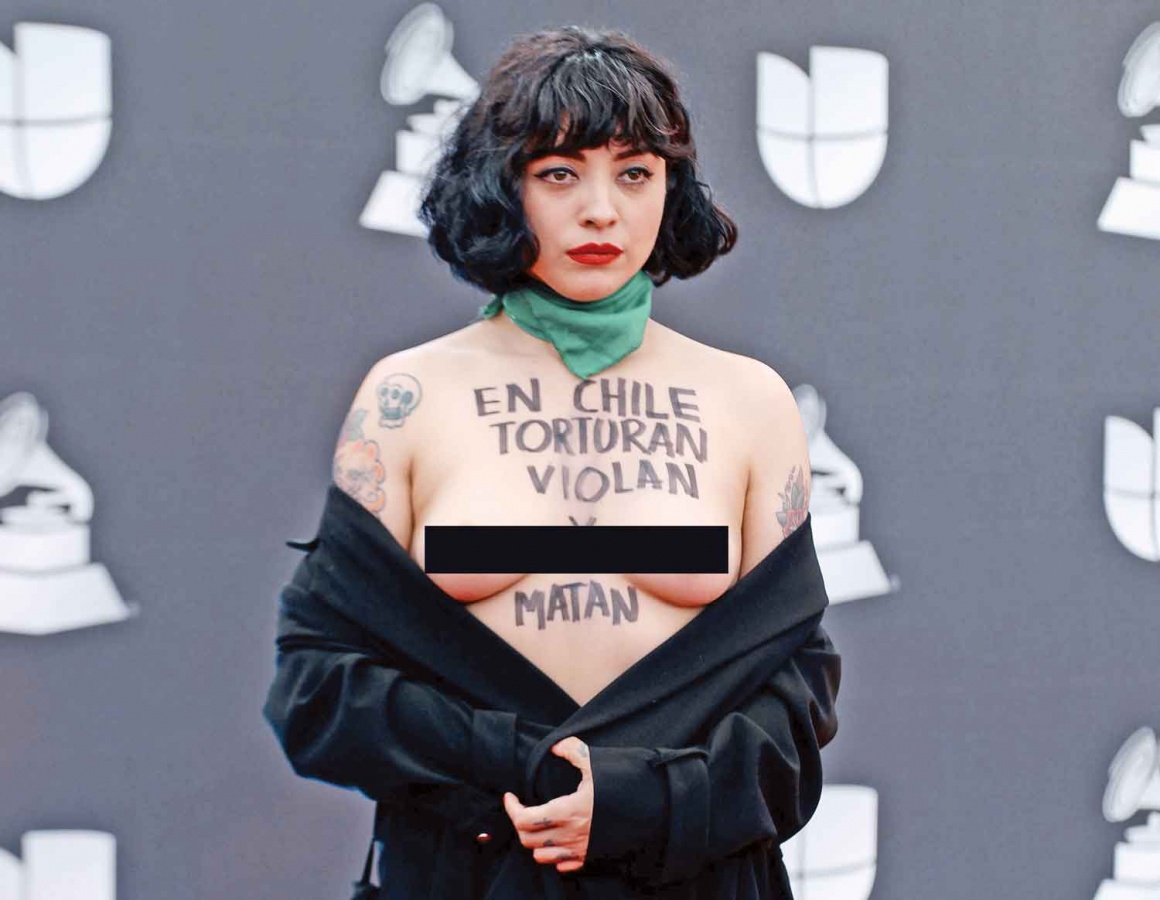 Mon Laferte protesta topless por violencia en Chile en los Latin Grammy
