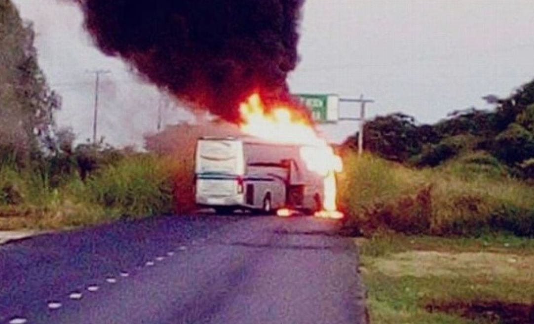 Hombres armados queman vehículos y bloquean carretera de Acapulco