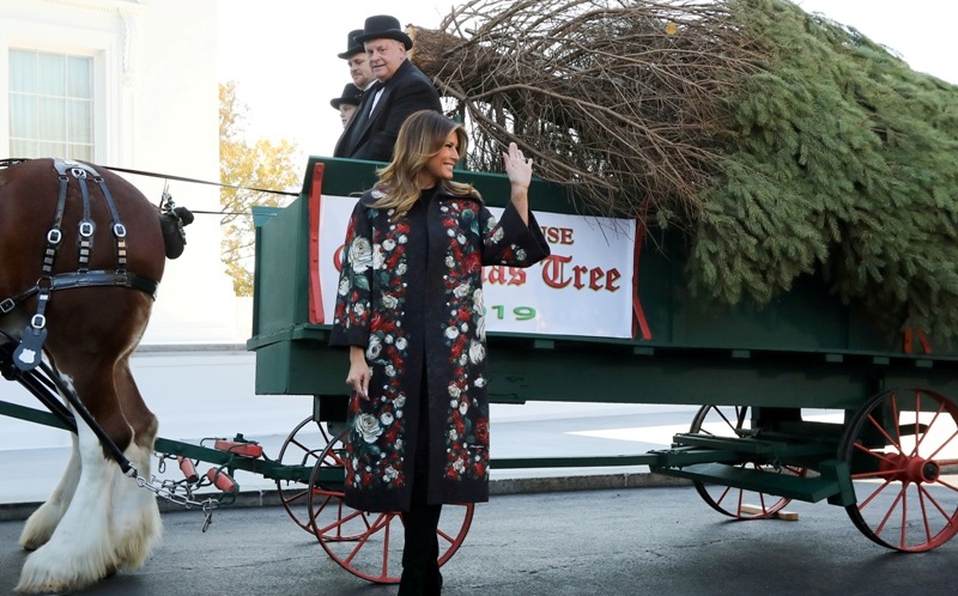 La Navidad ya llegó a la Casa Blanca; Melania Trump recibe el árbol