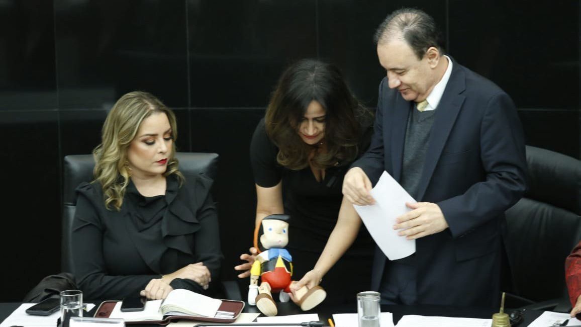 Senadora panista regala un muñeco de ‘Pinocho’ a Durazo
