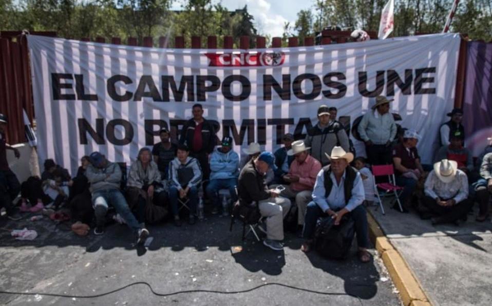 Diputados y campesinos entrampados