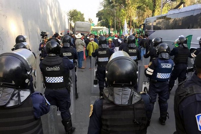 Policías “cercan” a campesinos en San Lázaro; impedirán que irrumpan en desfile por la Revolución