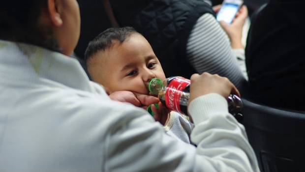 Más de 24 mil mexicanos mueren cada año por el consumo de refrescos: UT