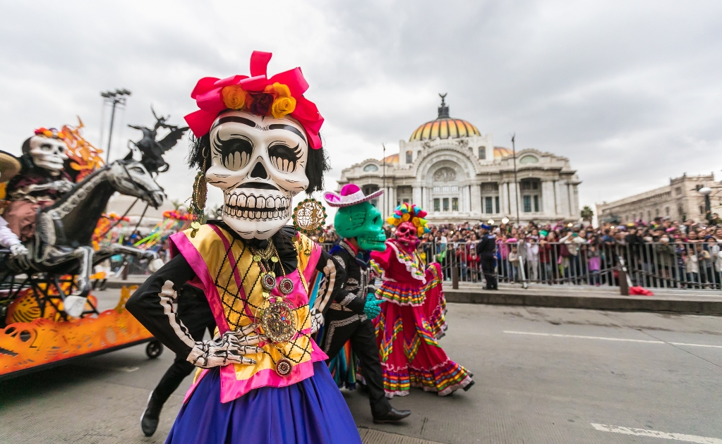 Metro y Metrobús cerrarán varias estaciones por Desfile de Día de Muertos