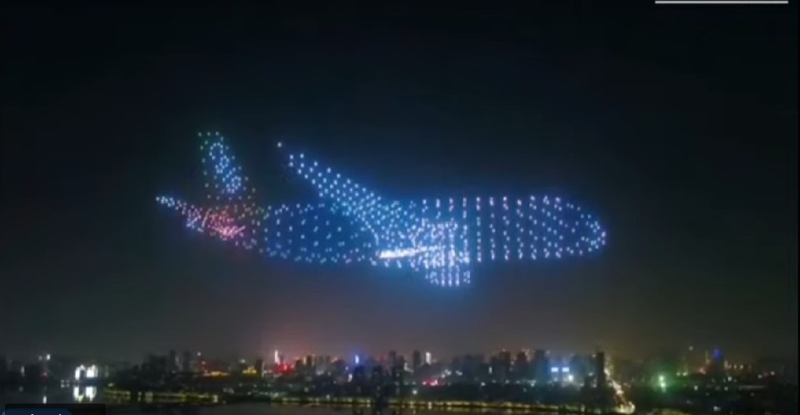 Dan increíble espectáculo con drones en cielo nocturno de China