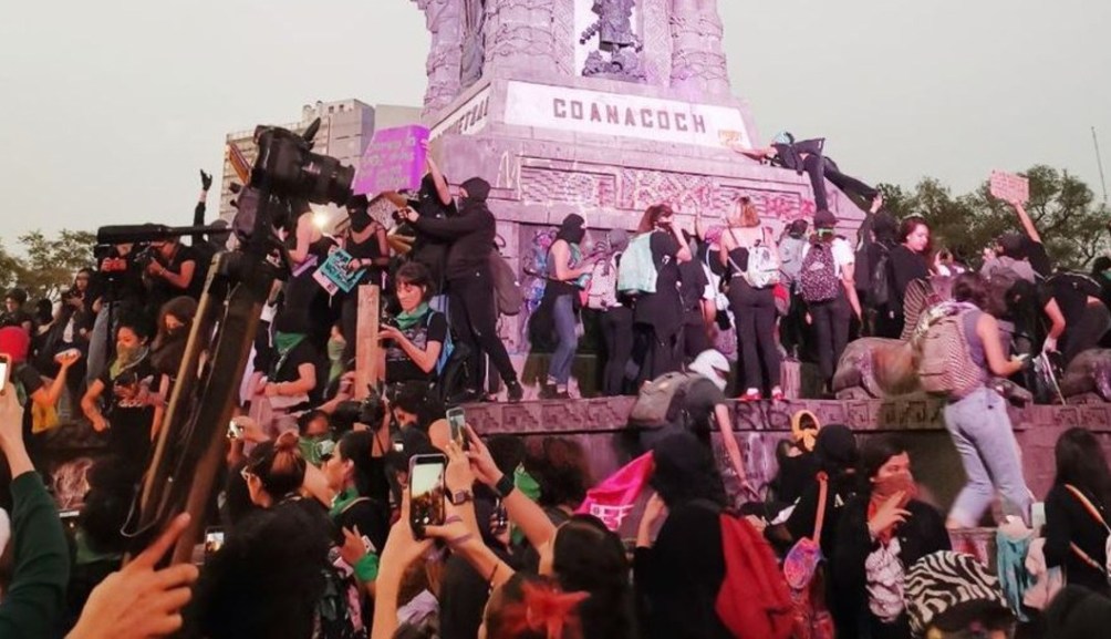 Mujeres encapuchadas vandalizan monumentos durante marcha #NiUnaMenos