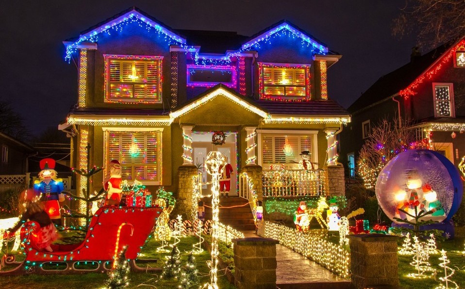 Piden a familia quitar sus adornos de Navidad… ¡por ponerlos demasiado pronto!