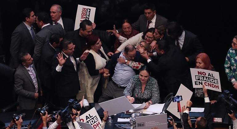 ¡Sí se pudo! Entre jaloneos Rosario Piedra rinde protesta como presidenta de la CNDH
