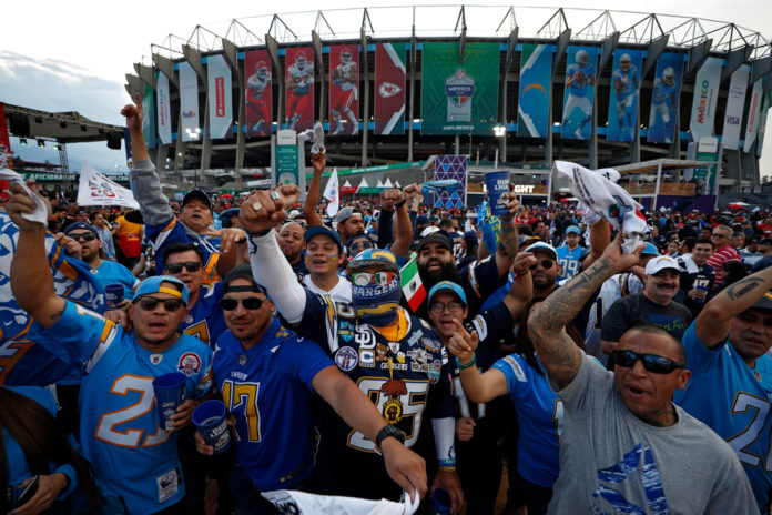 Aficionados sufren robos al salir del juego de la NFL en el Estadio Azteca