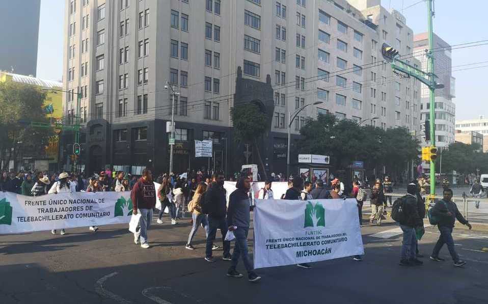 Maestros y alumnos de Telebachillerato bloquean Eje Central y avenida Juárez