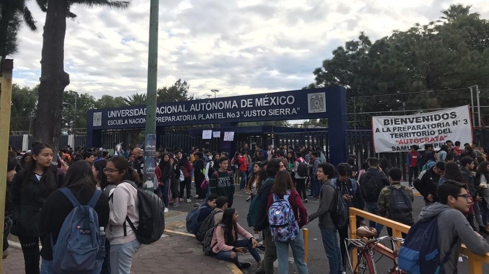 Encapuchados cierran Prepa 3 de la UNAM; denuncian acoso