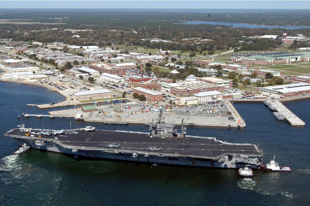 Tiroteo en base naval de Florida deja tres muertos y varios heridos