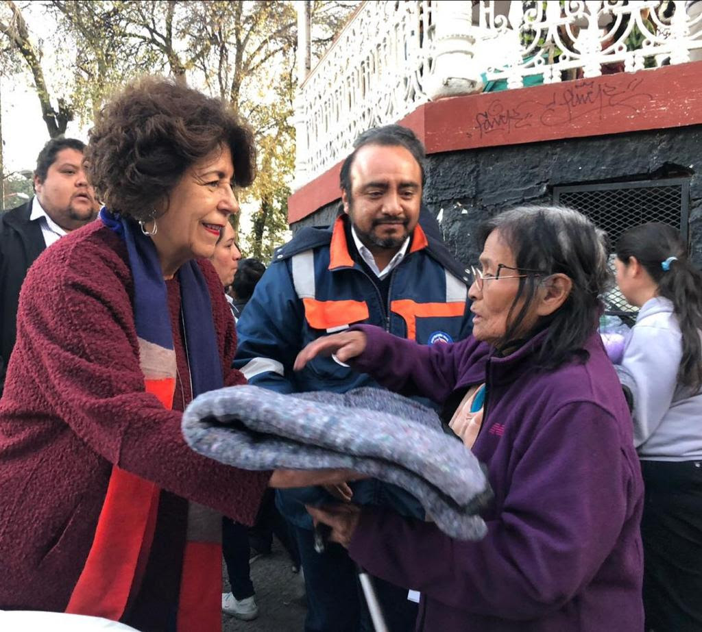 Tlalpan entrega miles de cobijas y chamarras para invierno