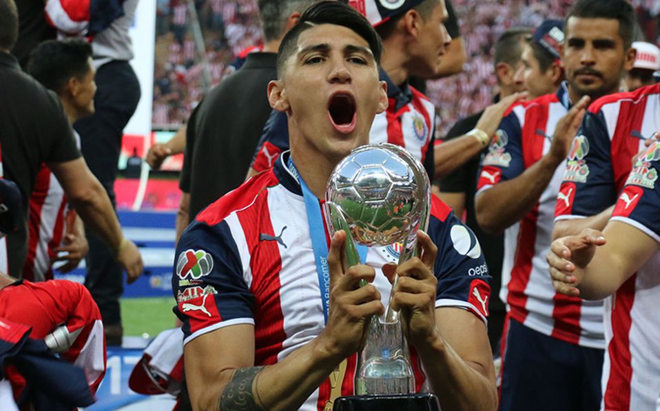 ¡Oficial! Alan Pulido se va de Chivas