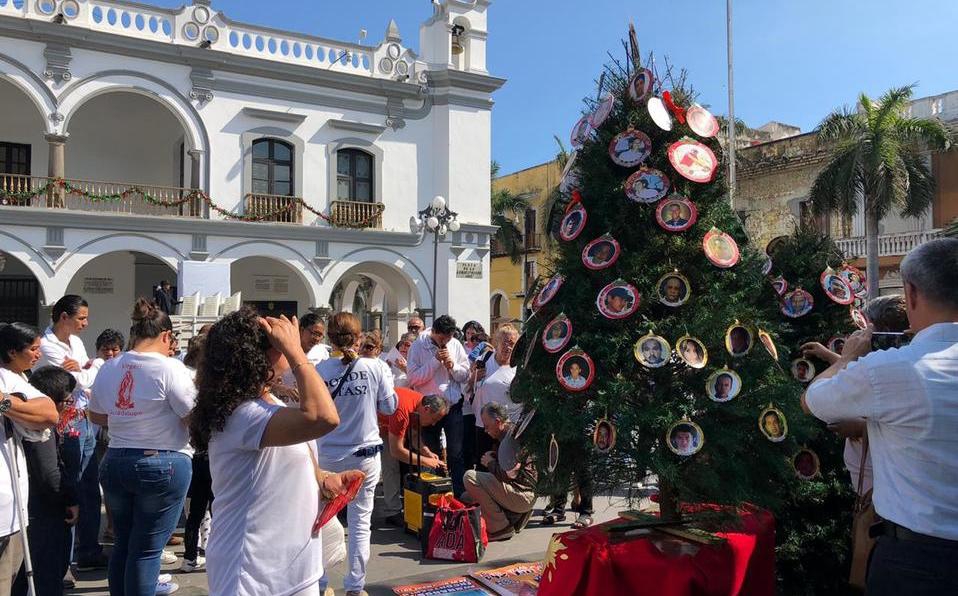 Colectivos colocan árbol de Navidad para recordar a desaparecidos