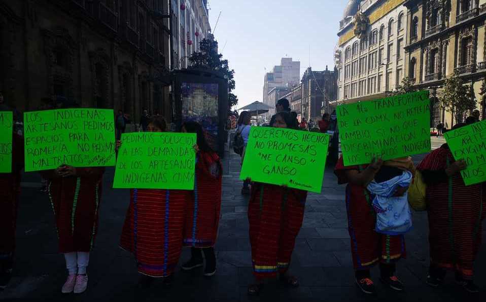 Comerciantes triquis bloquean avenida 20 de Noviembre