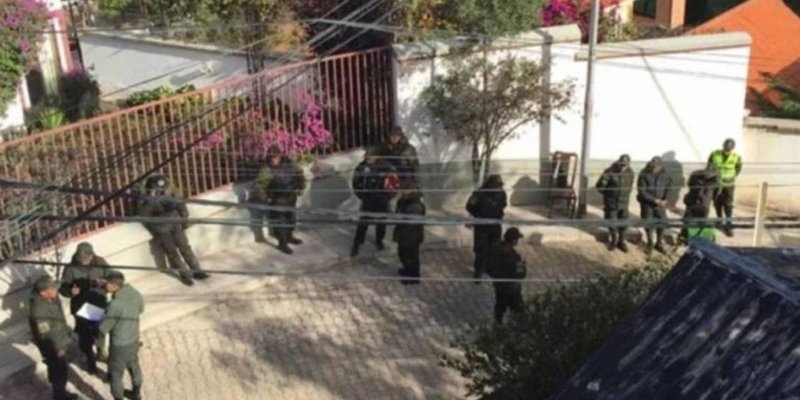 Bolivia confirma salida de 6 españoles tras incidente con México