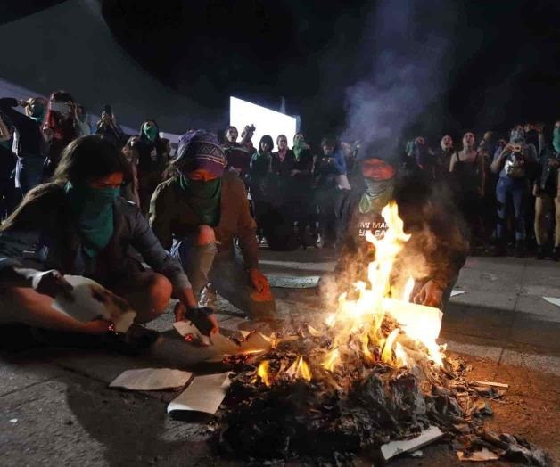 DIARIO EJECUTIVO: ¿Se vale protestar quemando libros?
