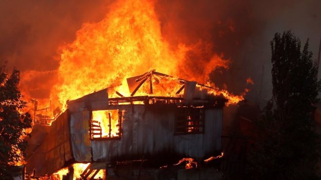 Incendio consume más de 100 casas en Valparaíso, Chile