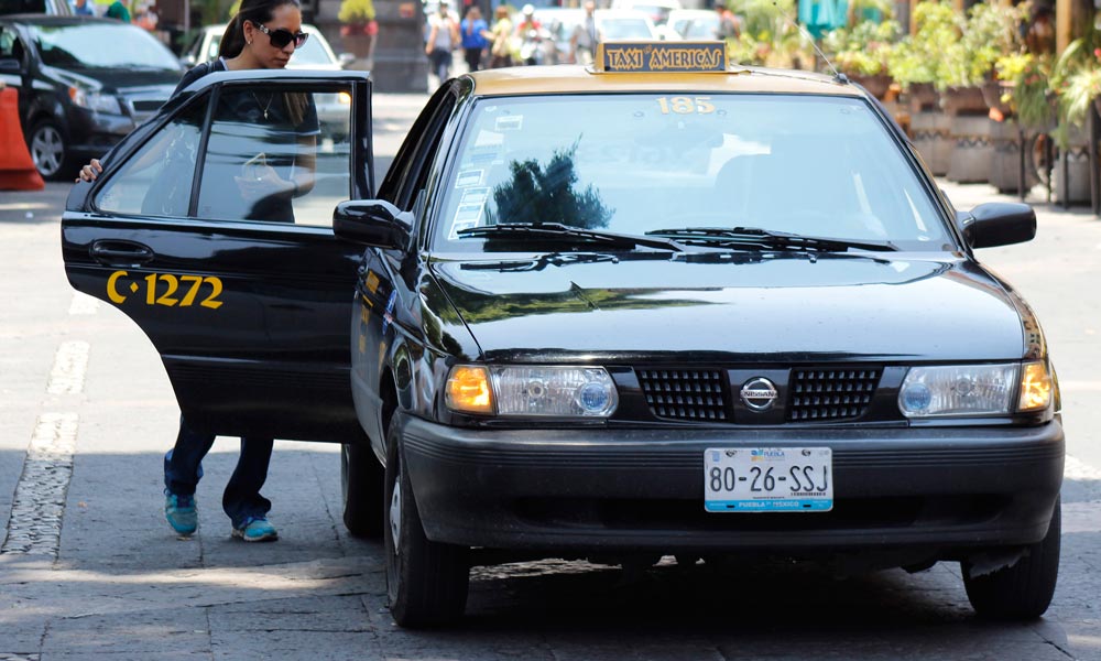 Taxistas de Puebla fijan tarifas para competir con apps de transportes