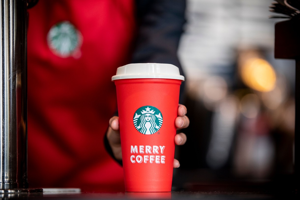 Starbucks te regalará un vaso reusable por Navidad