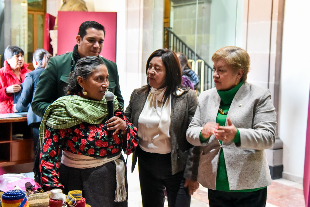 Expoventa de artesanos de Temascaltepec en el Palacio Legislativo