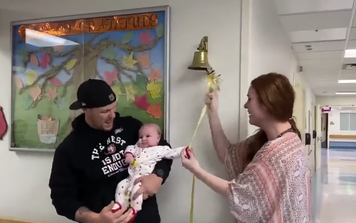 bebé toca campana tras vencer el cáncer