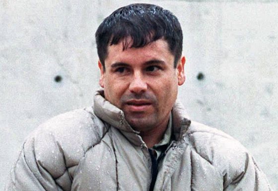 El Chapo Guzman lanza rosas para conquistar mujer