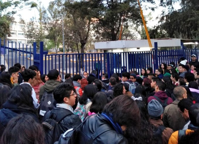 Encapuchadas toman la Facultad de Ciencias Políticas de la UNAM