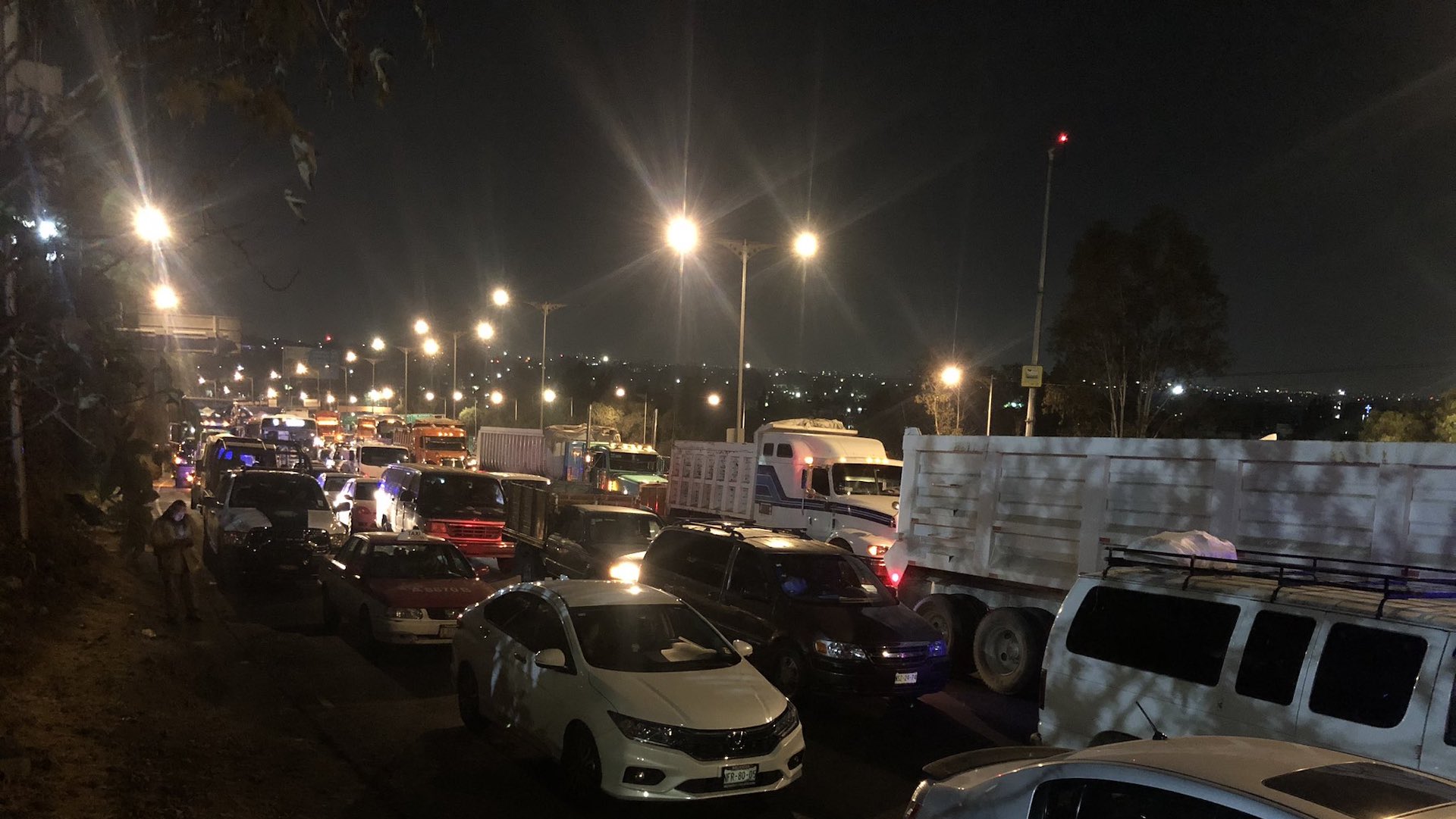 Transportistas cierran la México-Pachuca y crean caos vial