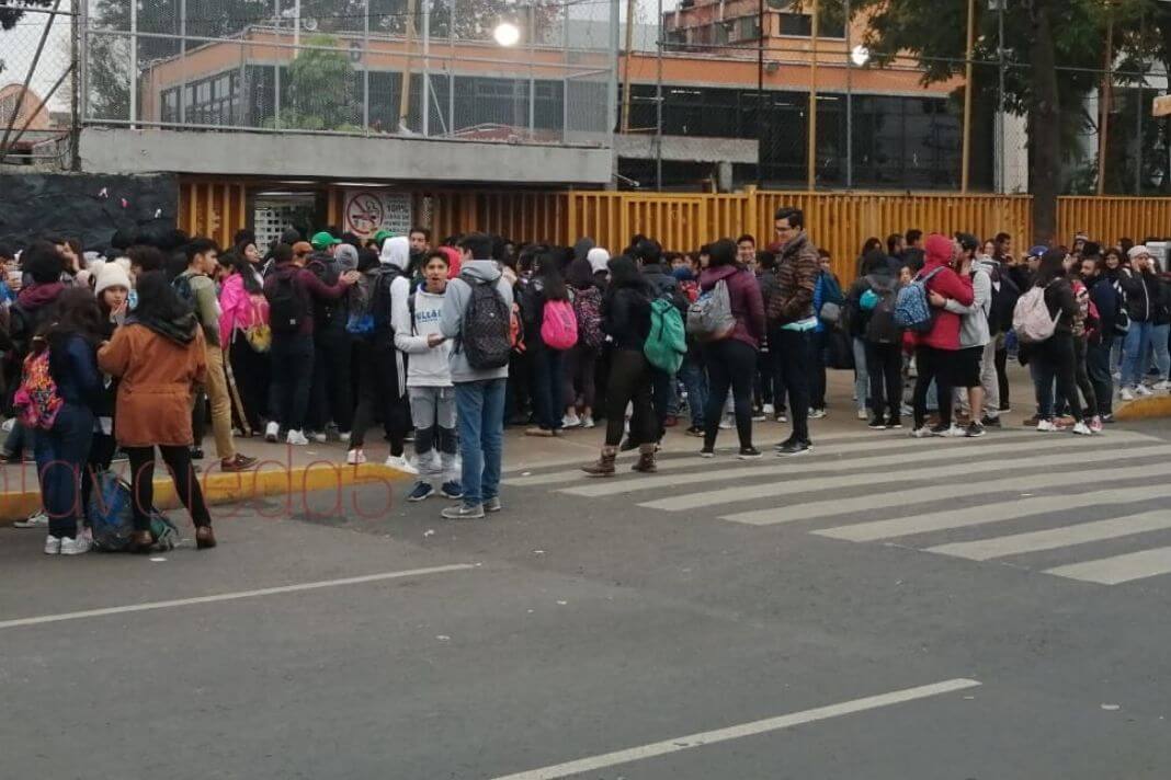 Encapuchados toman Prepa 5; anuncian marcha a Rectoría de la UNAM