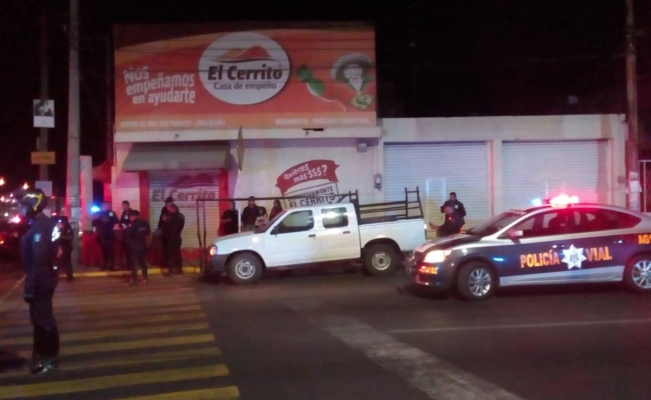 VÍDEO: Mujer roba arma a un policía y abre fuego en las calles de Aguascalientes