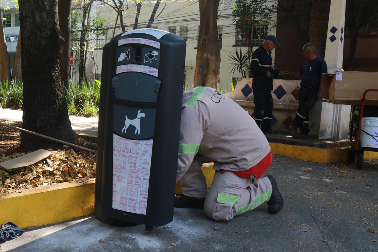 Colocan contenedores para heces caninas en la colonia Hipódromo